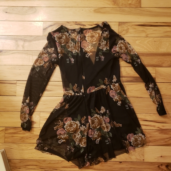 Charlotte Russe Small Black with flowers print Long Sleeve Short Romper - Picture 2 of 9